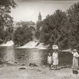 Autor descoñecido. Mulleres lavando roupa no río Umia. Caldas de Reis. Pontevedra, c.1930. Colección ROISIN/IEFC