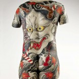 Deseño de tatuaxe nunhas costas masculinas. Filip Leu (nacido en 1967). Suíza, 2018 Deseño de tatuaxe nunhas costas masculinas. Filip Leu (nacido en 1967). Suíza, 2018