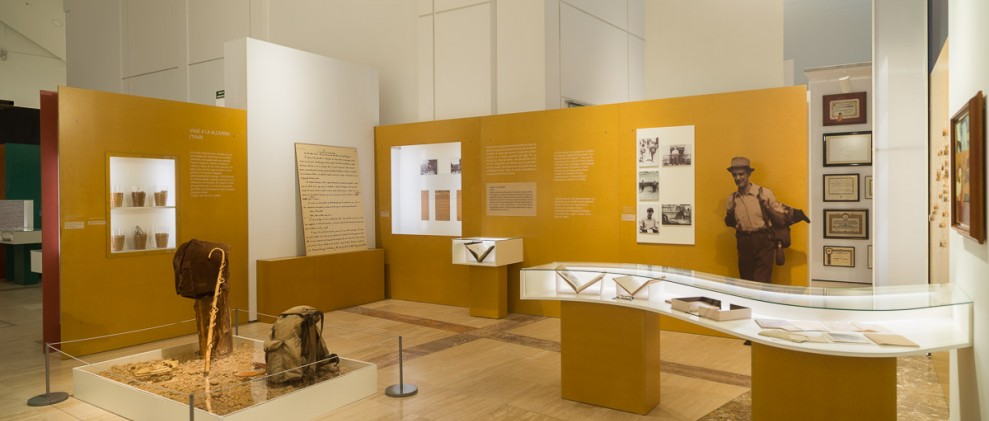 Visitas familiares á exposición de Cela